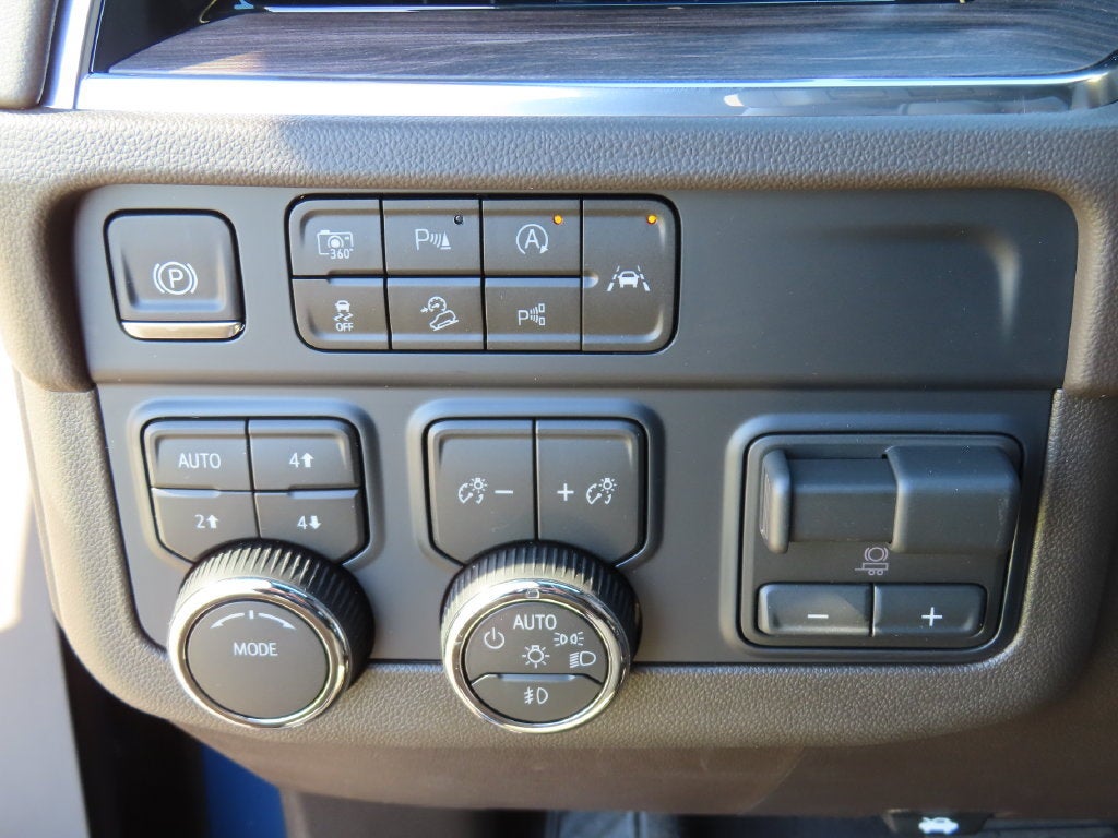 2027 Chevrolet Suburban LT - Photo 18