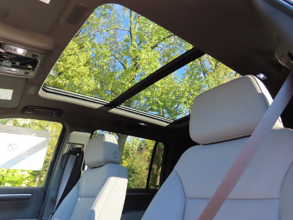 2027 Chevrolet Suburban LT - Photo 7