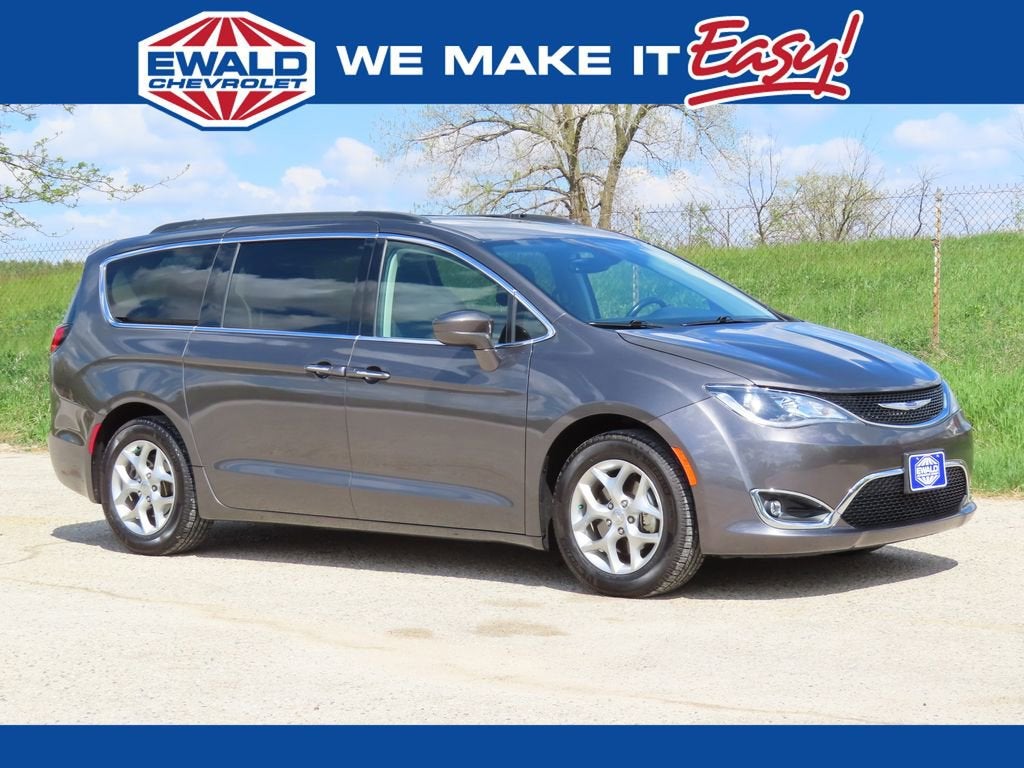 2019 Chrysler Pacifica Touring Plus's photo