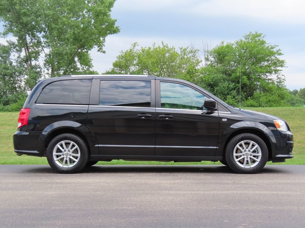 Used 2019 Dodge Grand Caravan SXT with VIN 2C4RDGCG8KR796678 for sale in Oconomowoc, WI